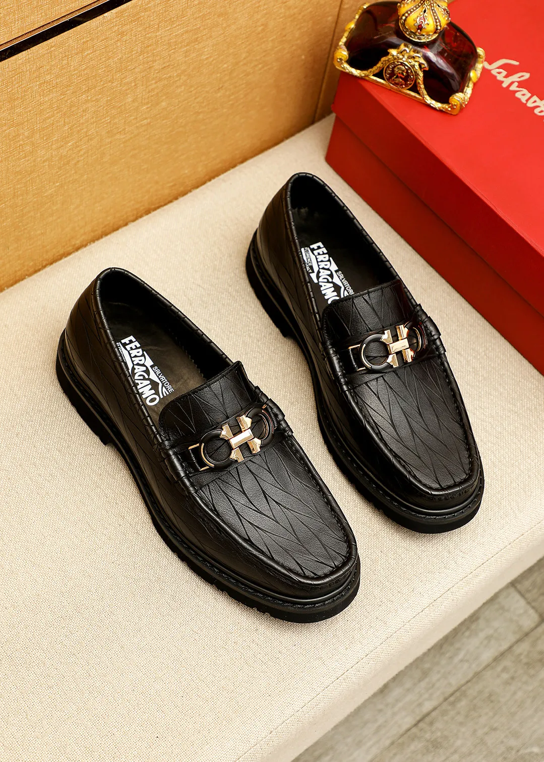 Men's shoes 💰520 💐 Product trademark: Ferragamo "Ferragamo" casual leather shoes Regular size: 38-44 (45.46🉑️customized) Product materials: Selected imported first-layer calfskin embossed upper + original hardware buckle, imported water-dyed cow leather lining. Strong three-dimensional visual effect, original outsole color: 1⃣️color optional